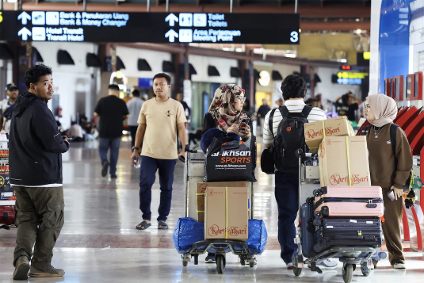 Volcanic eruption leaves more than 150 000 stranded in Indonesia